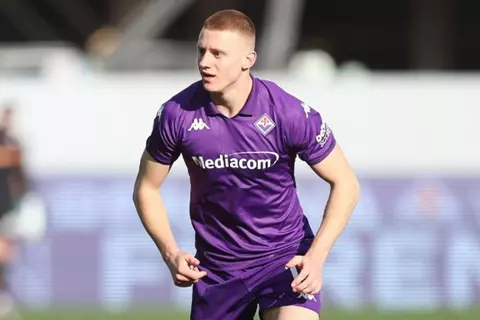 وسط منافسة إنجليزية شرسة.. مانشستر يونايتد يطارد موهبة فيورنتينا